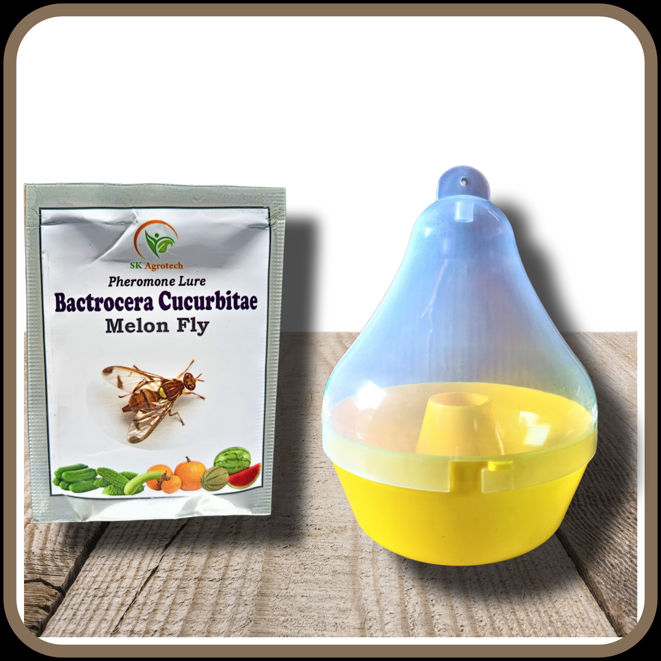 Fruit fly trap with Cucurbitae lure